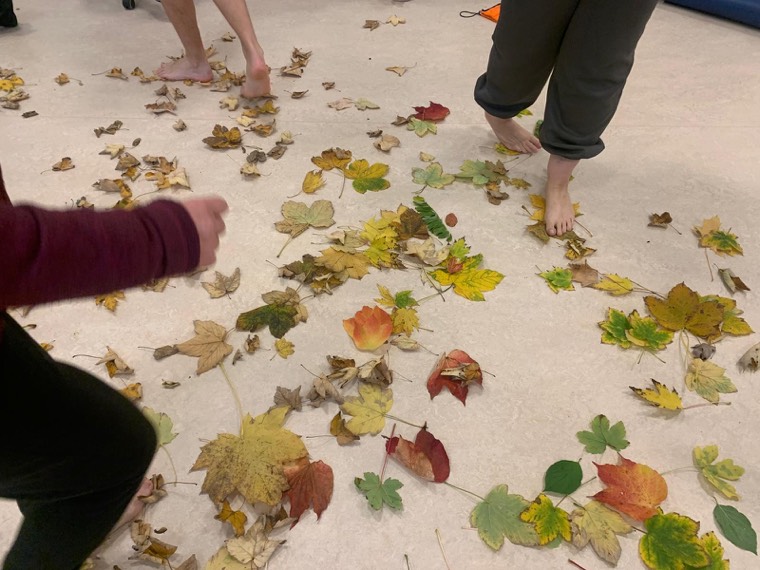 Barfuß über Herbstblätter