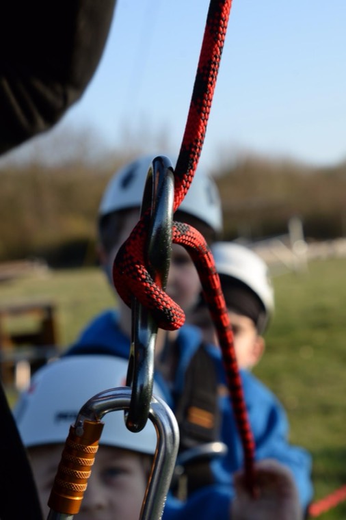 Seil und Karabiner, gut gesichert
